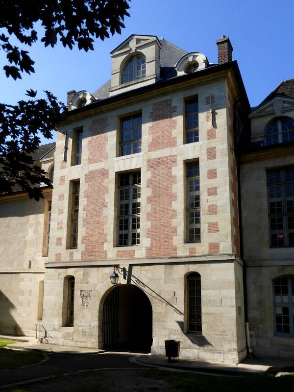 Canal Saint-Martin 06 hopital Bichat.jpg